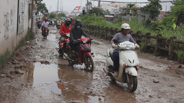 Đường hư hỏng nặng, tai nạn giao thông rình rập