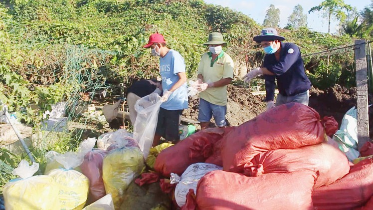 Phạt doanh nghiệp lén chôn gần 2,4 tấn thuốc bảo vệ thực vật 255 triệu đồng