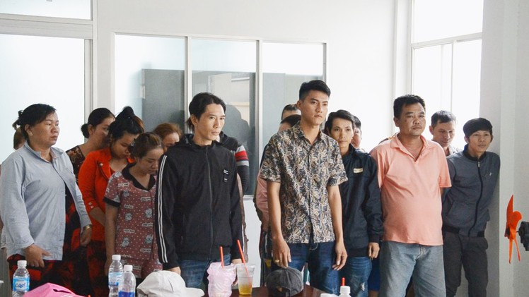 Tạm giữ 8 người trong sòng bạc của “quý bà” miền Tây