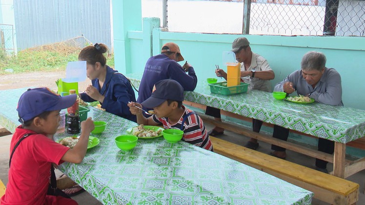 Quán cơm chay 0 đồng của bà chủ cơ sở sản xuất nước đá