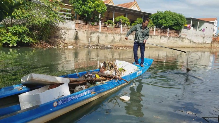 Người “khùng” ở làng chài Nhân Trạch