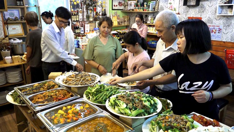 Góc nhìn trưa nay | Trao và nhận sự tử tế ở quán buffet chay tùy tâm