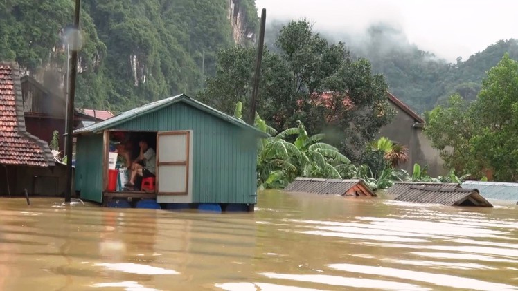 Độc đáo nhà phao “sống chung với lũ” của người dân rốn lũ Quảng Bình