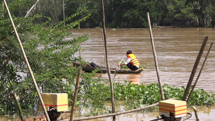 Bơi xuồng đi tìm con chữ