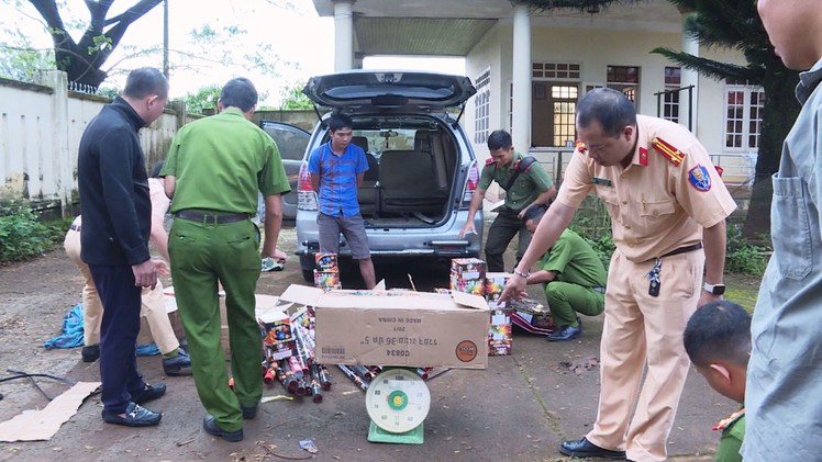 Vận chuyển trên 200kg pháo từ Kon Tum về Đồng Nai tiêu thụ