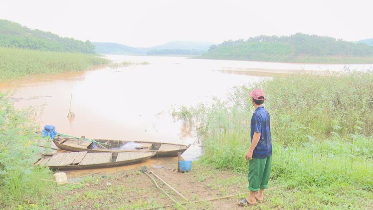 Chèo thuyền ra hồ thủy điện chơi, 3 học sinh đuối nước thương tâm