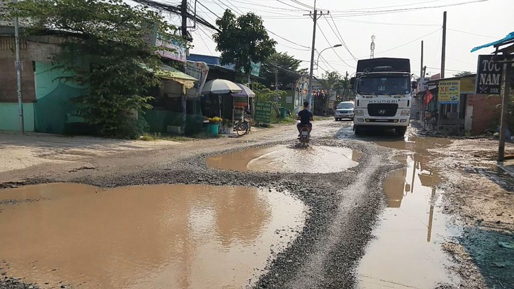 Đường mới trải đá 1 tuần đã chi chít “ổ gà, ổ voi”