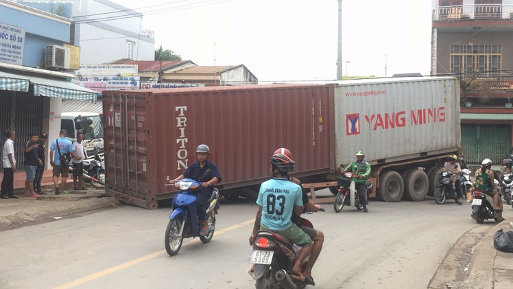 Hoảng hồn khi thùng container gặp sự cố, rớt xuống đường