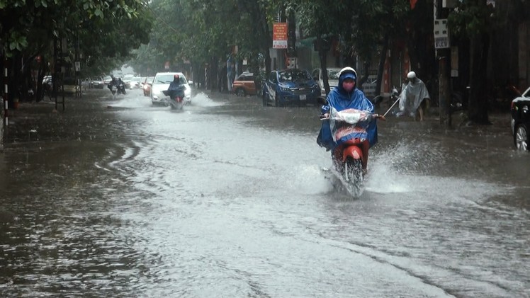 Góc nhìn trưa nay | Sau cơn mưa lớn, nhiều tuyến đường ở TP Vinh ngập trong biển nước