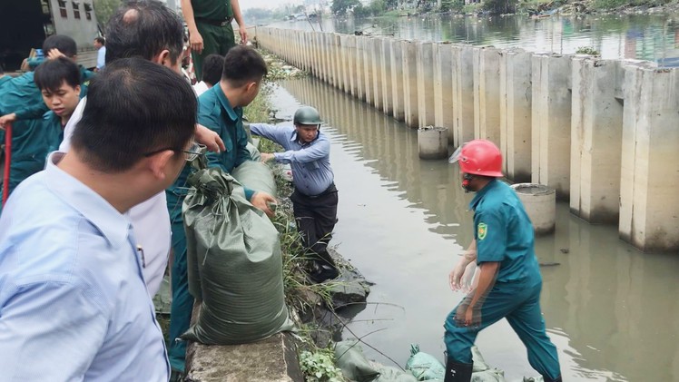 Khắc phục khẩn tường bao bị ngã, đối phó triều cường đỉnh