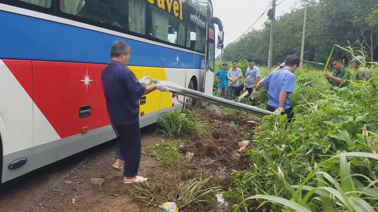 Xe khách tông xe máy, kéo lê người đàn ông dưới gầm xe