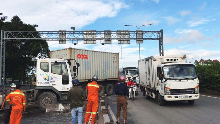 Kinh hoàng xe container “đại náo” trên cầu vượt Sóng Thần