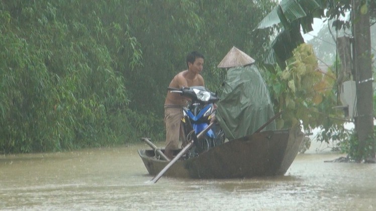 Nước lũ ở Hà Tĩnh đã rút nhưng hai xã đang còn bị cô lập, 5 người chết