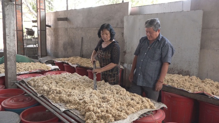 Làng nghề rượu Phú Lễ trăm tuổi vẫn giữ được cách nấu rượu truyền thống
