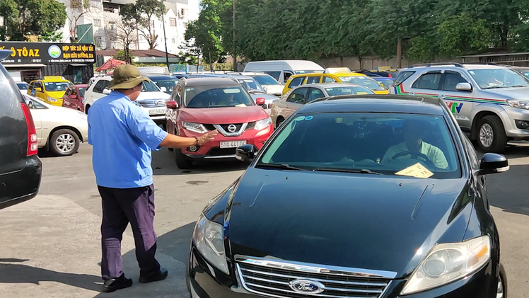 Video: Nhiều trung tâm đăng kiểm ùn ứ vì người dân sắm ô tô dịp Tết