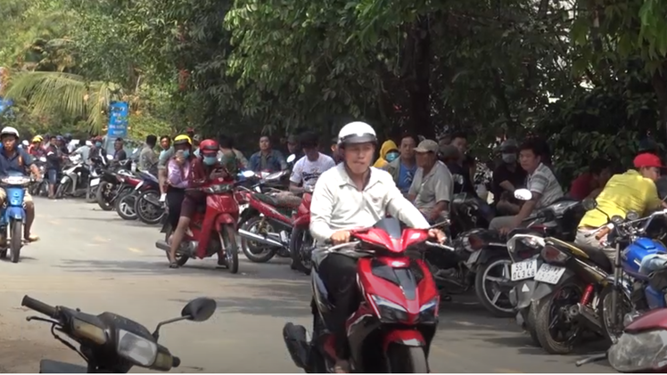 Video: Hàng trăm người dân xem cảnh sát vây ráp đối tượng xả súng ở Củ Chi