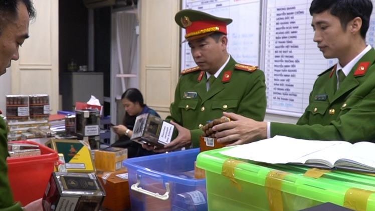 Video: Cảnh sát đột nhập kho tàng trữ Cigar châu Âu nhập lậu