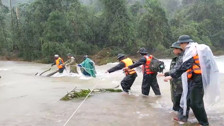 Video: Lực lượng quân đội đang vượt lũ dữ tiếp cận khu vực sạt lở của thủy điện Rào Trăng 3