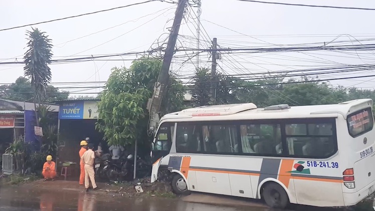 Video: Xe khách đâm đầu vào cột điện, hàng chục hành khách hoảng loạn