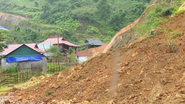 Góc nhìn trưa nay | Bộ đội và người dân ở biên giới Việt - Lào di dời khẩn cấp vì sạt lở núi