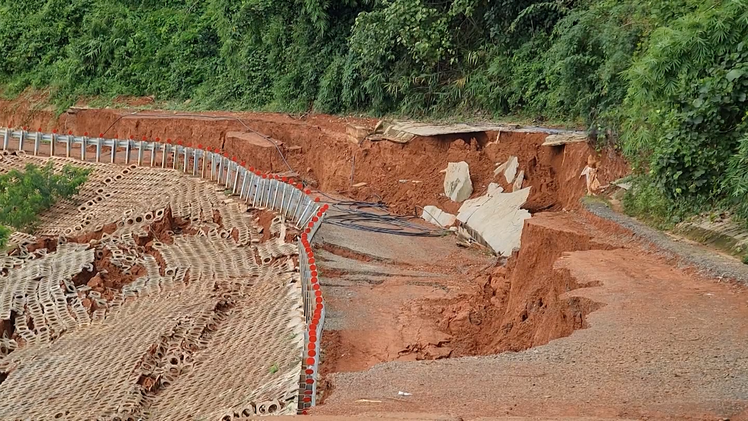 Video: Đường đầu tư hàng chục tỷ đồng chưa bàn giao đã sạt lở nghiêm trọng