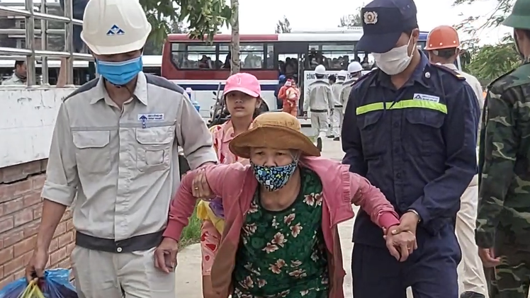 Video: Tấp nập xe cộ đưa người dân đi tránh bão, hàng ngàn chỗ trọ miền phí đã sẵn sàng