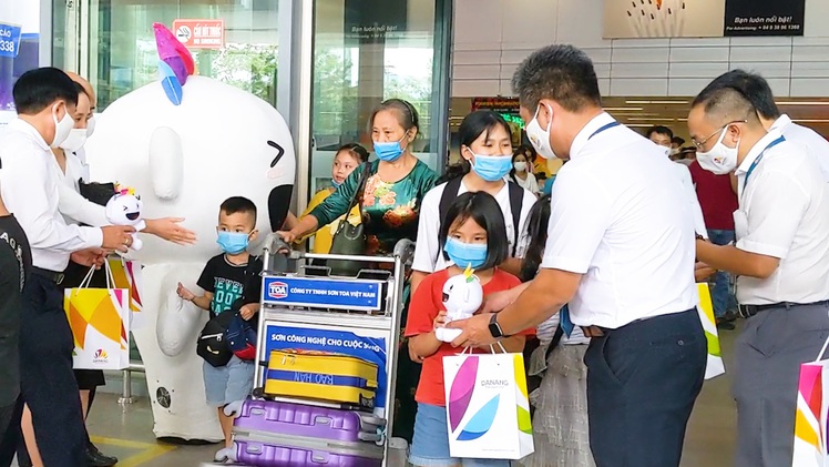 Video: Đà Nẵng đón đoàn khách du lịch đầu tiên sau dịch