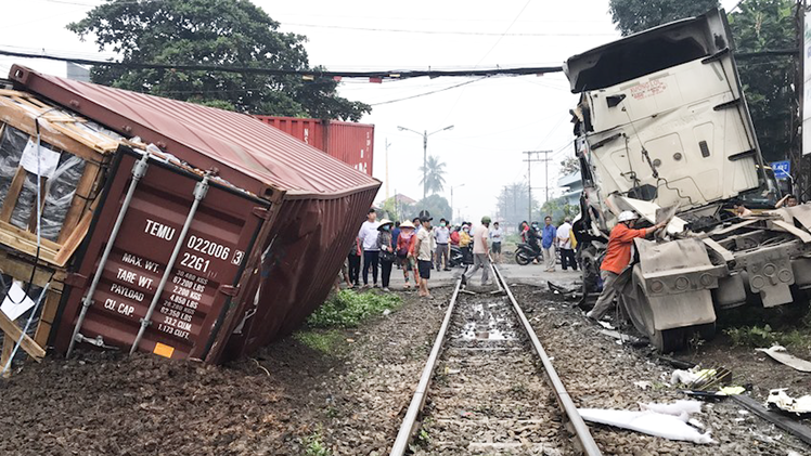 Video: Tàu hỏa tông container đứt đôi do trực ban quên báo tàu cho gác chắn