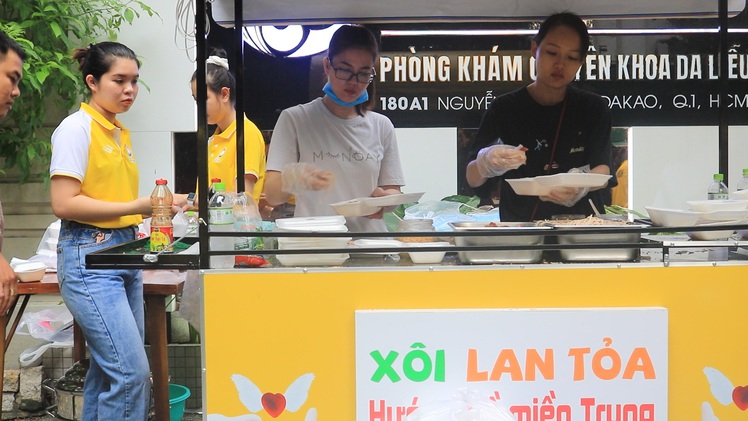 Góc nhìn trưa nay | Nghệ sĩ chung tay nấu “Xôi lan tỏa” hướng về miền Trung