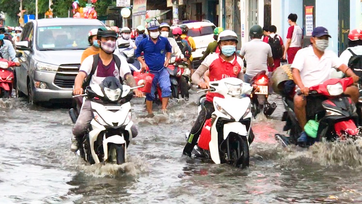 Video: Triều cường dâng cao, học sinh, công nhân bì bõm lội nước về nhà