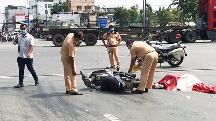 Video: Nam sinh đại học năm cuối bị xe tải ôm cua cán tử vong