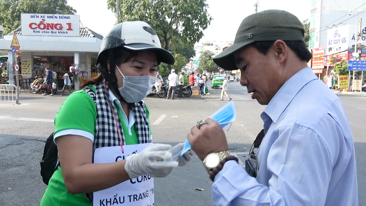 Video: Các bạn trẻ phát hàng ngàn khẩu trang y tế miễn phí cho người dân