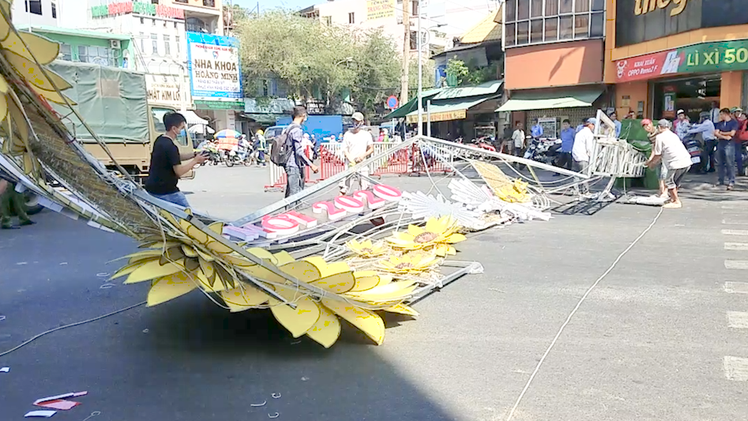 Video: Sập cổng chào nặng hàng trăm kg, 2 người nhập viện