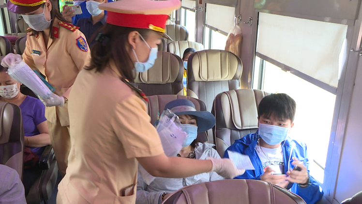 Video: Phát hàng ngàn khẩu trang miễn phí cho khách đi tàu hỏa