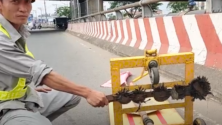 Video: Rải đinh hình thoi dày đặc trên đường còn đe dọa đánh người hút đinh