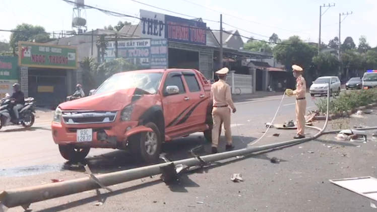 Video: Trụ điện gãy nát sau tai nạn liên hoàn giữa 2 ôtô