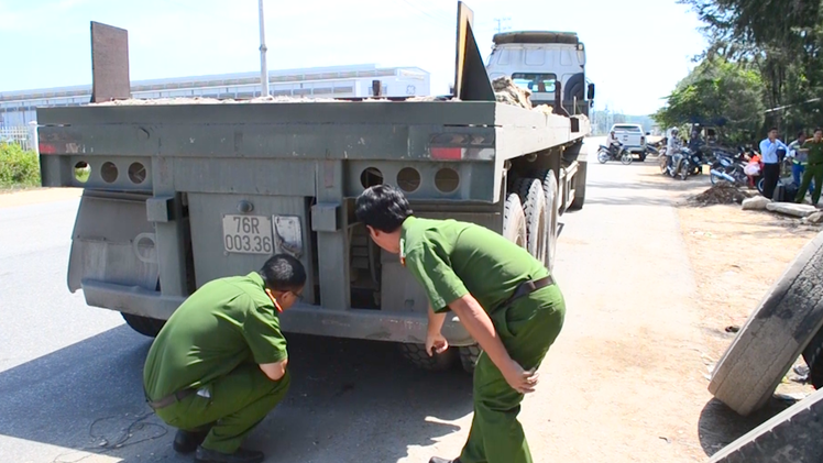 Video: Thợ sửa xe chui xuống gầm, tài xế nổ máy vô tình cán chết người