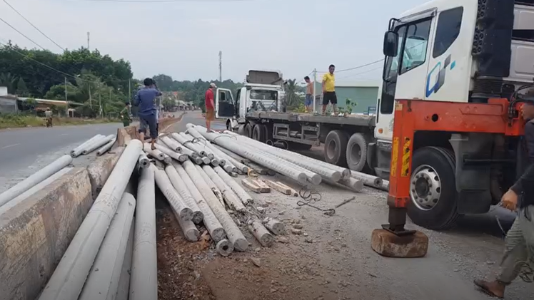 Video: Lật container, gần 100 trụ điện văng ra giữa đường