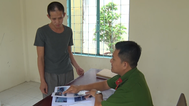 Video: Nhậu say, cầm dao đâm nhiều nhát vào xe chở lãnh đạo đang chờ đèn đỏ