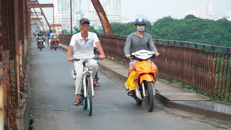 Góc nhìn trưa nay | Cụ ông 80 tuổi đạp xe hơn 30 km mỗi ngày để đi bơi sông Hồng