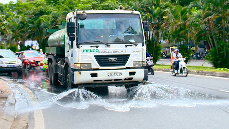 Video: Hà Nội thay đổi thời gian rửa đường do nắng nóng kéo dài