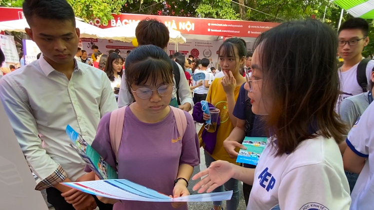 Video: Nhiều học sinh đặt câu hỏi 'Kỹ thuật hạt nhân ra trường làm nghề gì'?