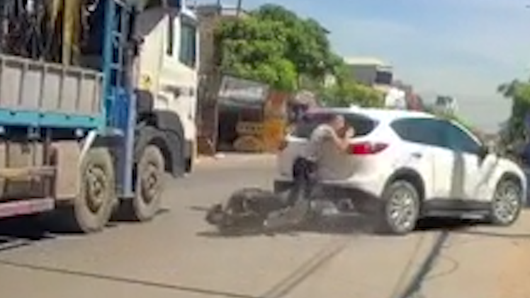 Video: Nam thanh niên không đội nón bảo hiểm đâm mạnh vào đuôi ôtô