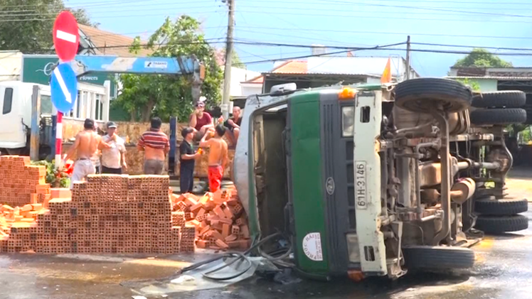 Video: Xe chở gạch bị nổ bánh, tài xế phá cửa bò ra ngoài