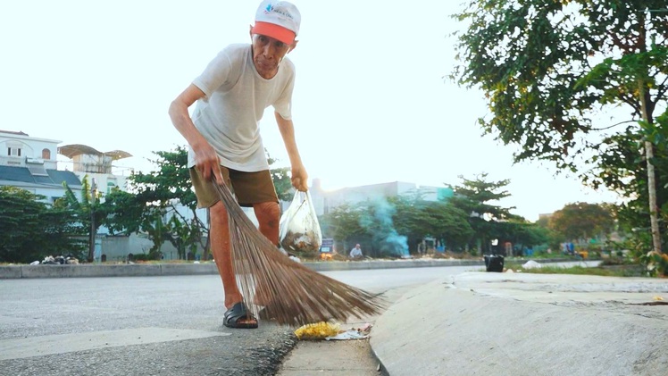 Góc nhìn trưa nay | Chuyện về cụ ông 88 tuổi quét rác làm sạch khu phố