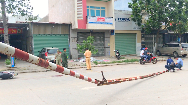 Video: Xe tải kéo sập barie, làm tử vong người đi đường