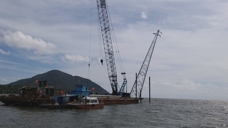 Công ty Điện lực Kiên Giang: Phối hợp các cơ quan chức năng xử lý vụ va đập gây nghiêng đổ trụ điện trên biển