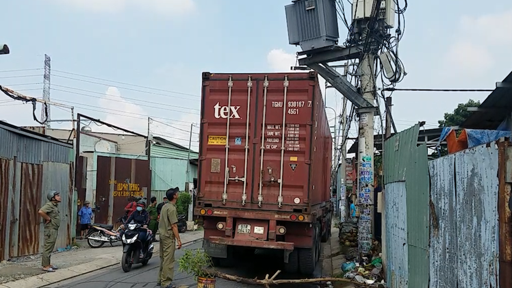 Video: Hàng trăm hộ dân mất điện vì container đâm vào máy biến áp