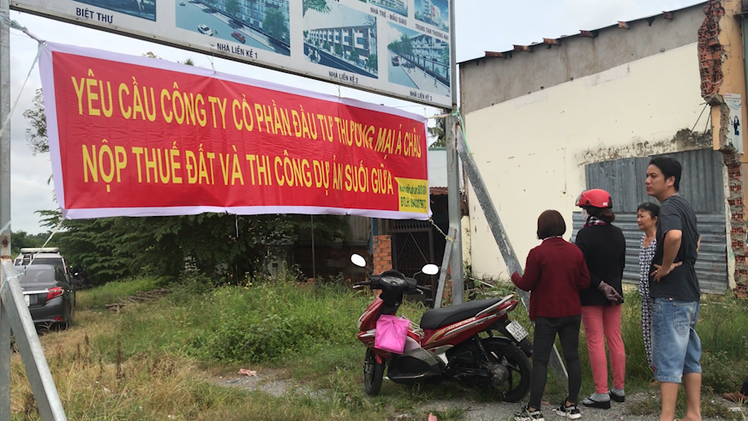 Video: Người dân treo băng rôn phản đối vì dự án nhà đất chậm triển khai