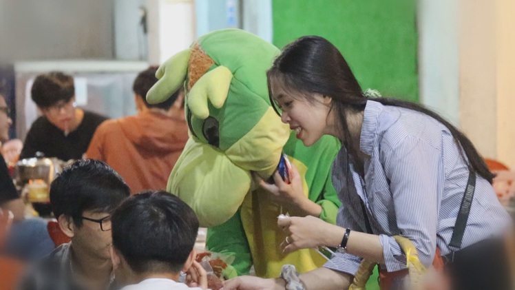 Góc nhìn trưa nay | Vui buồn nghề diễn mascot của sinh viên